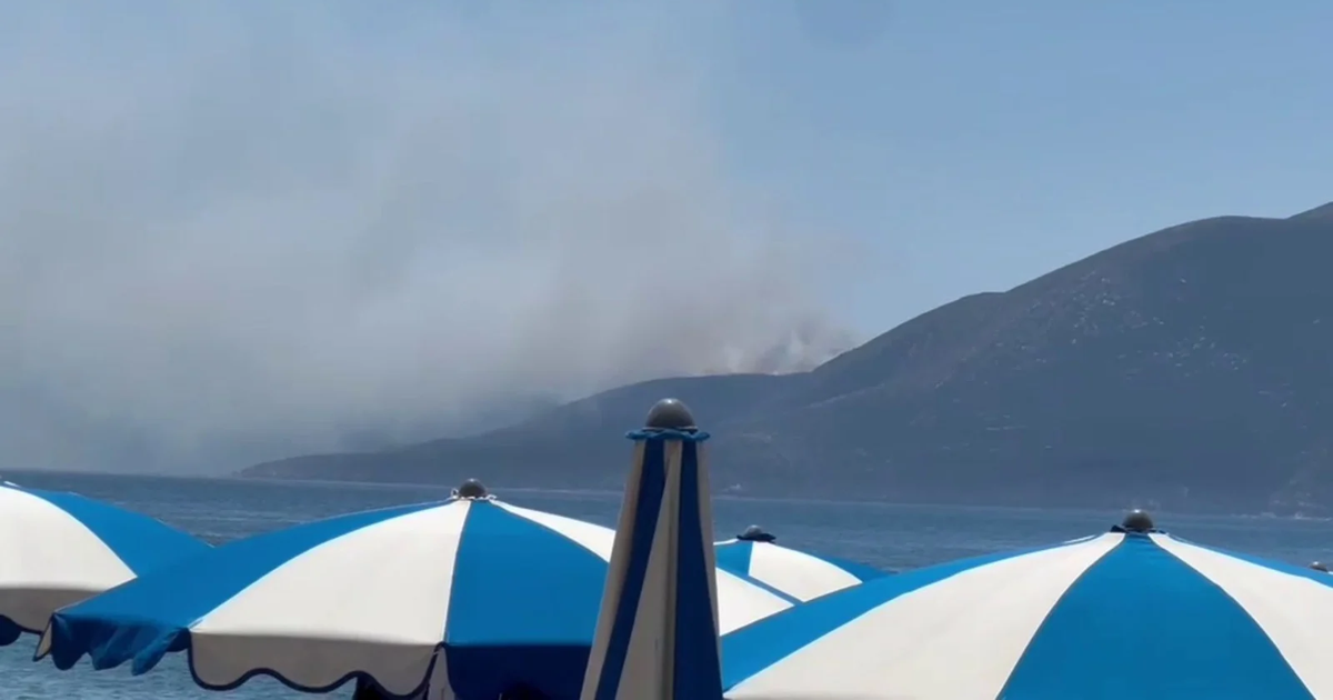 Flakët përfshijnë Karaburunin  zjarri shtrihet në një sipërfaqe të madhe pyjore