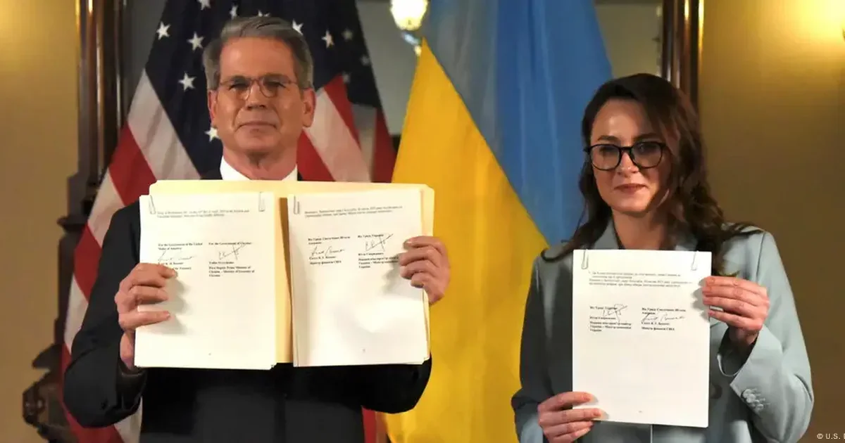  Shumë gjëra mbeten të hapura edhe pas nënshkrimit   DW  Çfarë i sjell Ukrainës marrëveshja për lëndët e para me SHBA në 