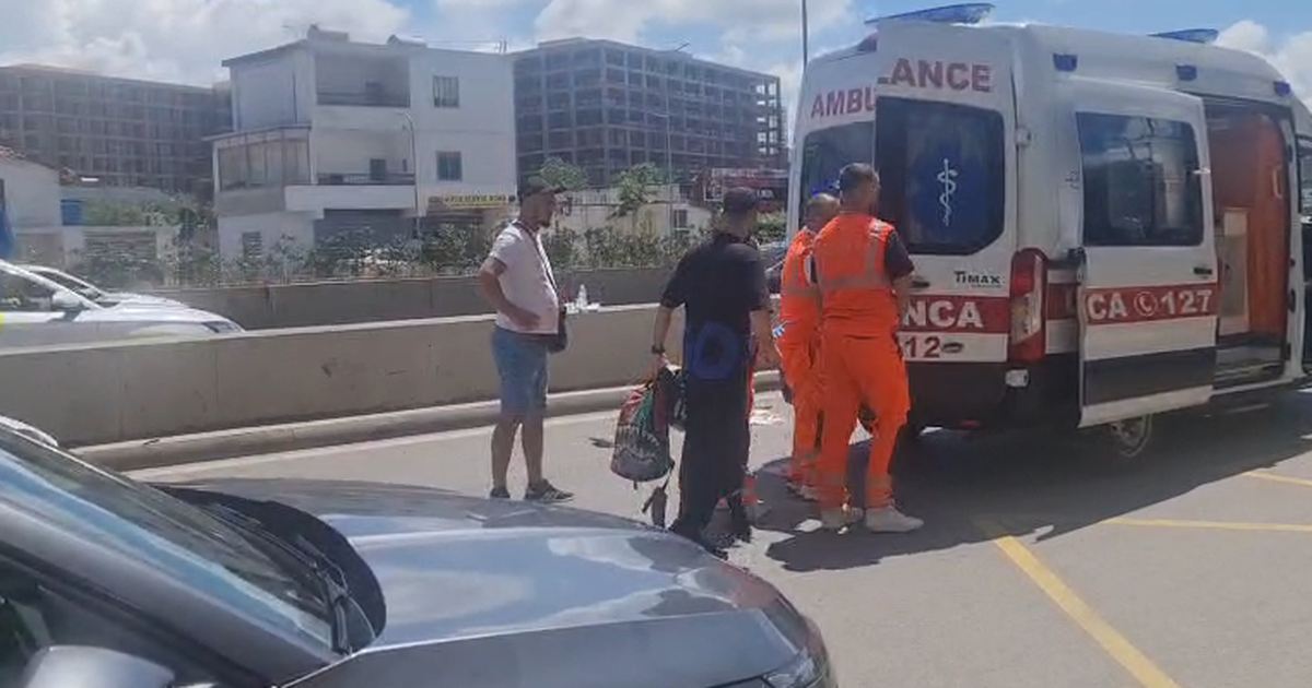 VIDEO  Aksident pranë Fabrikës së Miellit  makina përplas motorin  një i pl gosur