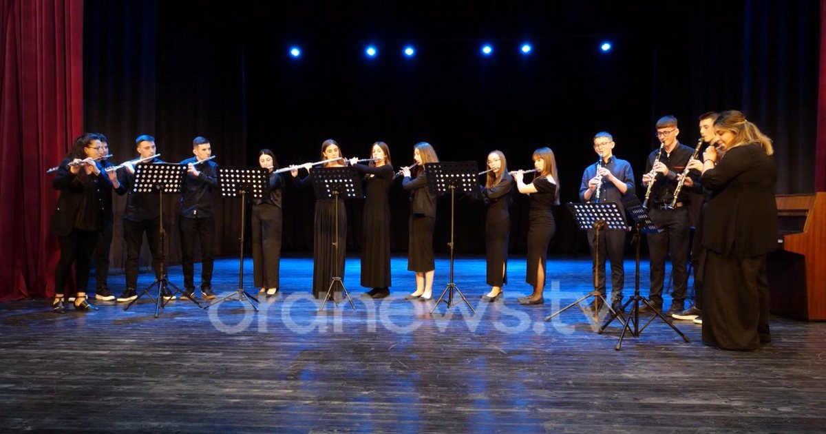 TINGUJT E LEZHËS  Artistët e rinj mahnisin me koncertin e tyre