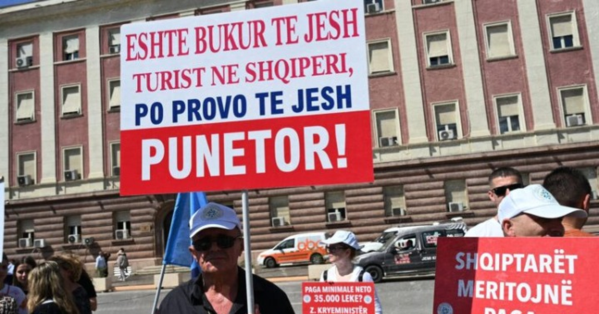 1 Maji  festohet  me protestë  Punëtorët e Sindikalistët  Duam të drejta si vend i BE  Paga  kushte dhe dinjitet