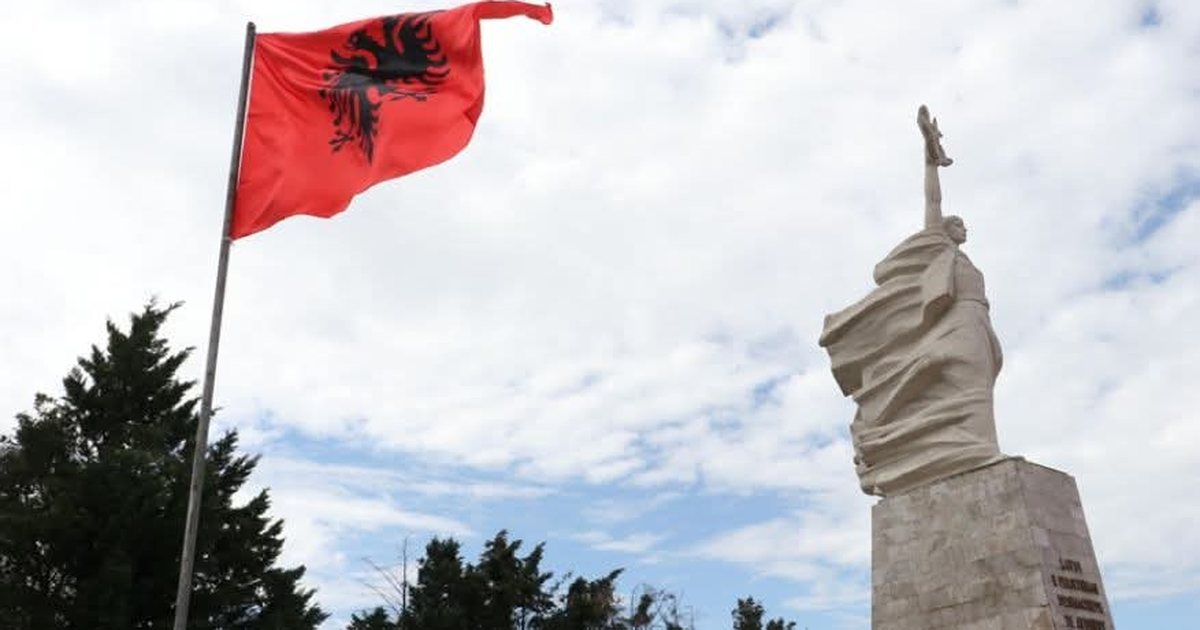 Sot  Dita e Dëshmorëve  nderim për heronjtë që dhanë jetën për liri dhe dinjitetin e çdo shqiptari