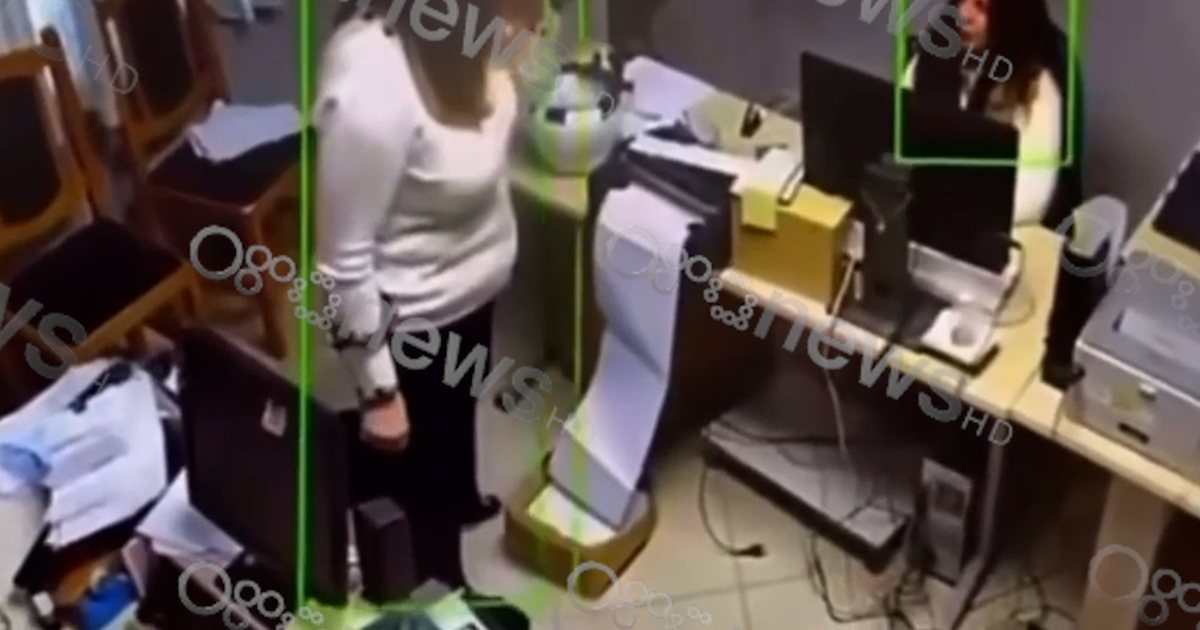 Skandali në Postën e Durrësit  Dalin PAMJET  ish shefja e Financës me një thes në dorë  lëvizjet e dyshimta të parave brenda filialit