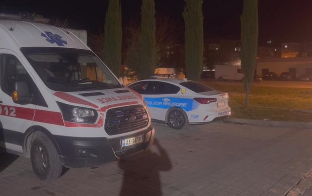 Makina godet vajzën mbi vija të bardha, shoferi arratiset