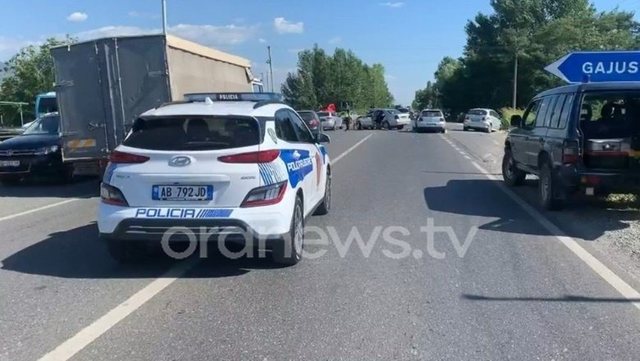 Aksident në Gajush të Lezhës/ Dy persona mbetën të