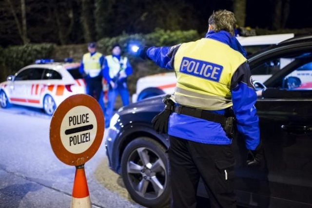 Zvicra në këmbë/ Policia dhe qytetarët