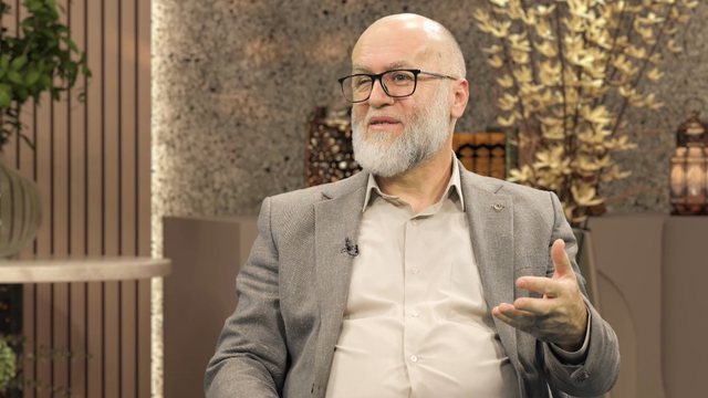Hoxhë Avdiu: Martesa nuk të varfëron, por të pasuron.