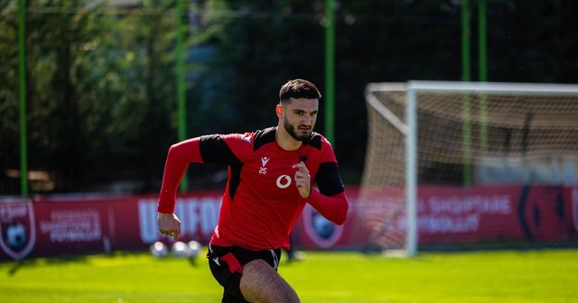 Gati për në "Wembley"/ Broja në stol, Silvinjo