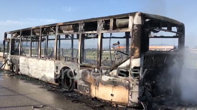 Shkrumbohet nga flakët autobusi i një fasonerie në