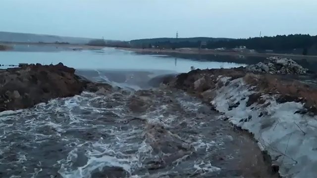 Shkrirja e shpejtë e akullit shkakton përmbytje dhe evakuime në