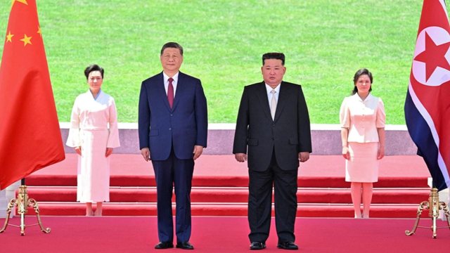 Xi Jinping vizitë zyrtarë në Korenë e Veriut, pritet nga Kim