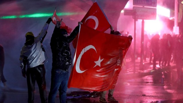 Turqia ndaloi nëntë gazetarë që po mbulonin protestat