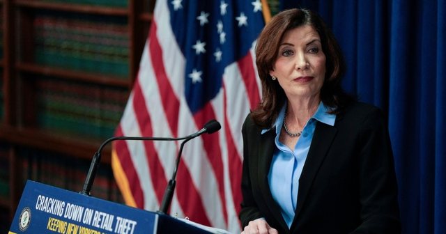 Guvernatorja Kathy Hochul shqyrton mundësinë e shkarkimit të