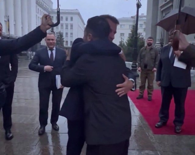 “Mbështetu tek ne, miku im!”- Përqafim i ngrohtë