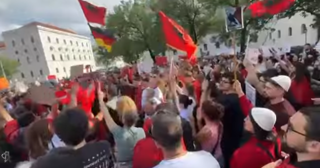 Shqiptar&euml;t protestojn&euml; n&euml; Mynih: O ku ka si ty, o Shqip&euml;ria