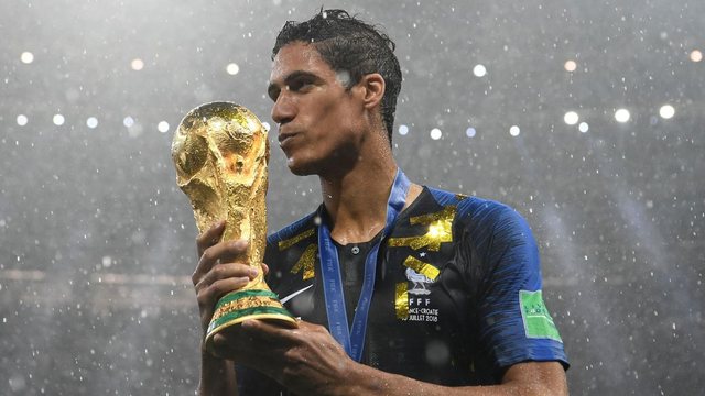 Varane e pranon: Finalja e Botërorit në Katar? Nuk ishim të