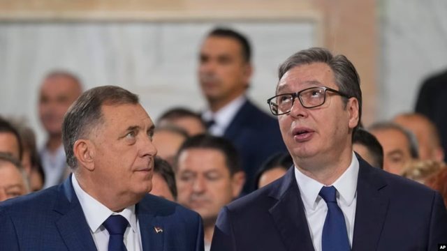 Vuçiç dhe Dodik bisedojnë në Beograd, diskutime për