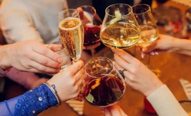 OBSH: Alkooli, faktor risku për kancerin e gjirit dhe atij kolorektal