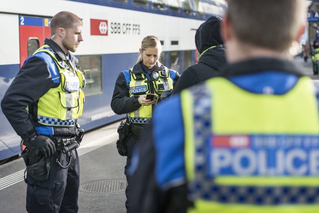 Zvicra në këmbë/ Policia dhe qytetarët