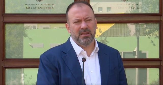 “Veliaj prej kohësh nuk firmoste vetë”, gazetari