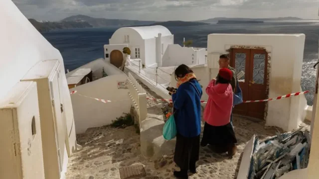 Santorini nuk gjen “qetësi”, goditet sërish nga