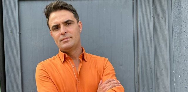 I lanë bashkëshortët në shtëpi, "Maestroja"