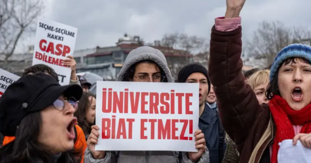 VIDEO/ Mblidhen mijëra qytetarë në Stamboll në mbrojtje