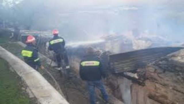 Zj*rr në një banesë në Kolonjë, bllokohet i moshuari