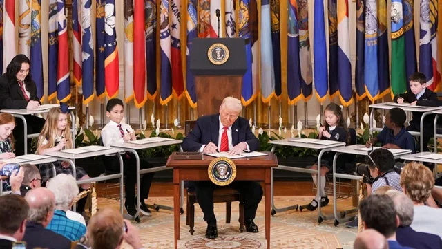 Trump nuk ndalet, nënshkruan urdhër ekzekutiv për