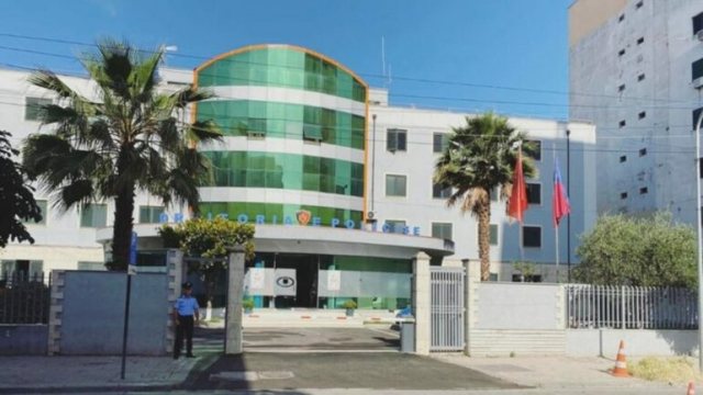 Durrës/ Djali denoncoi në media dhu*ën e njerkut, policia