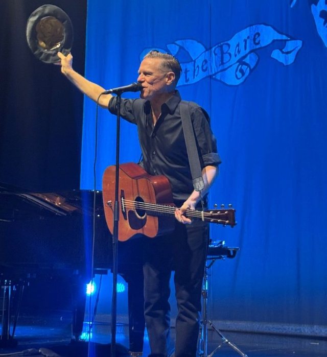 FOTO-ALBUMI/ Koncerti i parë i Bryan Adams në Tiranë, mbi dy orë me hite dhe emocione të fuqishme