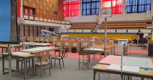 Në Elbasan komisionerët ngatërrojnë kutitë e votimit
