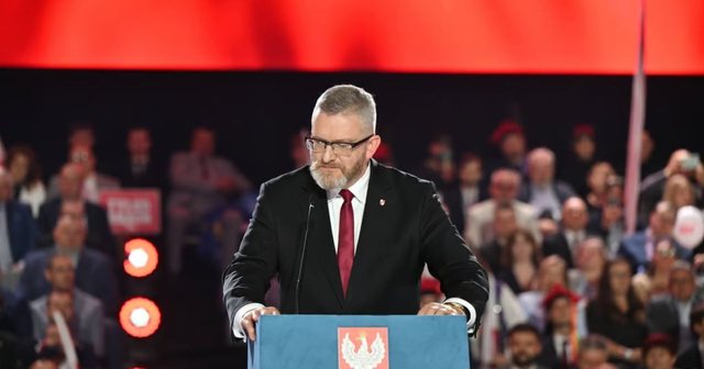E pazakontë: Deputeti polak futet në spital me 10 persona të