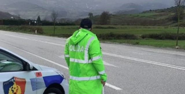 FOTO/ Përplasen dy automjete në rrugën Cërrik-Gramsh,