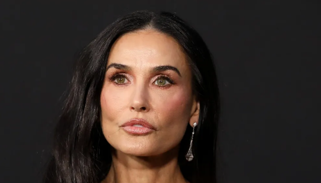 FOTO/ Demi Moore shndrit në fustanin e zbukuruar McQueen