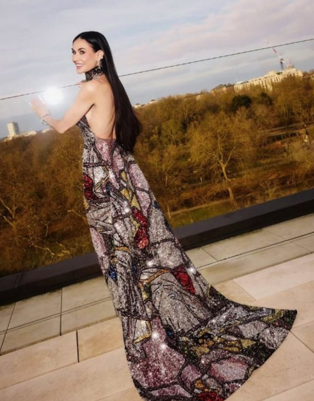 FOTO/ Demi Moore shndrit në fustanin e zbukuruar McQueen
