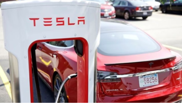 Ndërsa “Tesla” bie globalisht, ukrainasit kapin ofertat: Makina