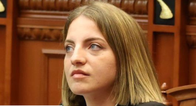 Protesta kund&euml;r qeveris&euml; vijon, Marjana Ko&ccedil;eku njofton largimin