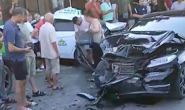 FOTO/ Aksident te rrethi i Kamz&euml;s, makina me shpejt&euml;si p&euml;rplaset