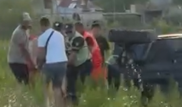 Makina del nga rruga dhe përfundon e përmbysur në Mëzez, ka