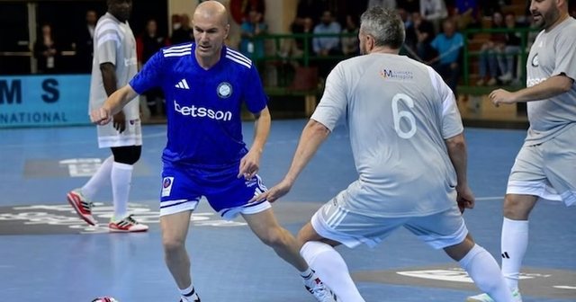 Zinedine Zidane kthehet në fushë dhe bën show: turma