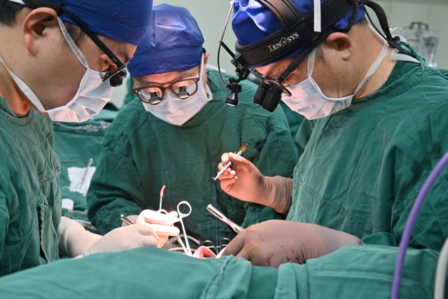 Mjekët kinezë implantojnë zemrën artificiale më të