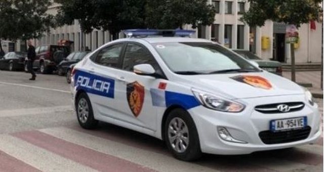 Tiran&euml;/ Mbajt&euml;n peng klienten brenda dyqanit dhe e dh*nuan. N&euml;