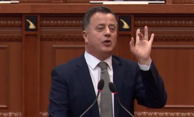 VIDEO/ Noka i tregon gishtin e mesit socialistëve: “Noc Rrokun”