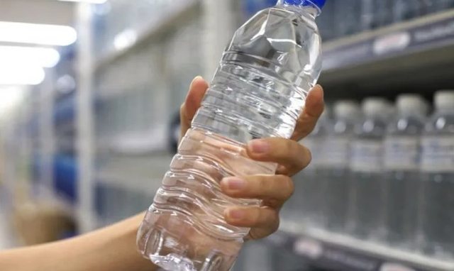 A e dini sa herë duhen rimbushur shishet plastike të ujit?
