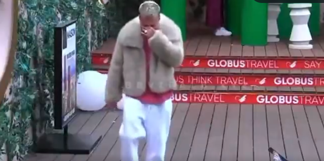 VIDEO/ Gjesti i rënduar emocionalisht, qan me lot në oborr
