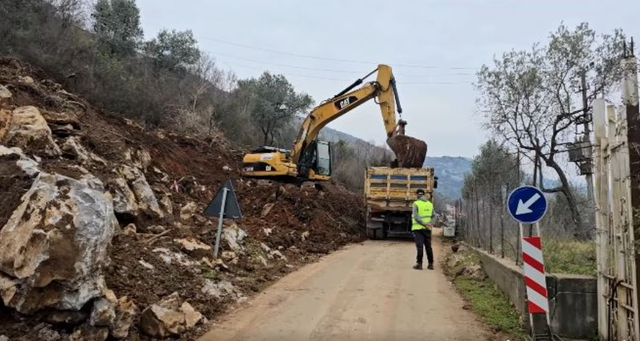 Rama ndan pamje nga punimet në rrugën Shirokë-Zogaj: Kthen