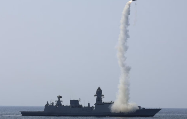 India teston raketa ndërsa rriten tensionet me Pakistanin pas sulmit