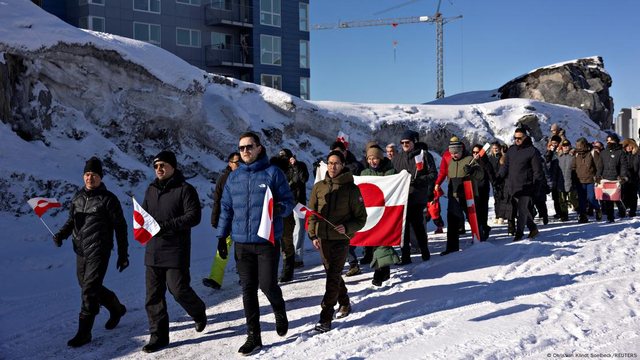Qindra groenlandezë protestojnë kundër planeve të Trump