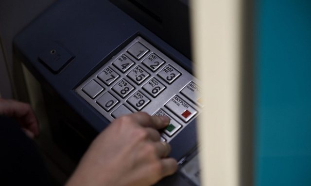 59-vjeçari në Greqi i vjedh portofolin një gruaje dhe
